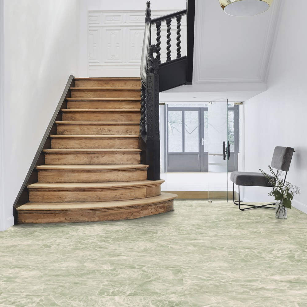 Tarkett iD Inspiration 55 Naturals Emperador Green Vinylboden, Klebevinyl, mit natürlicher Holzoptik und grünen Tönen.