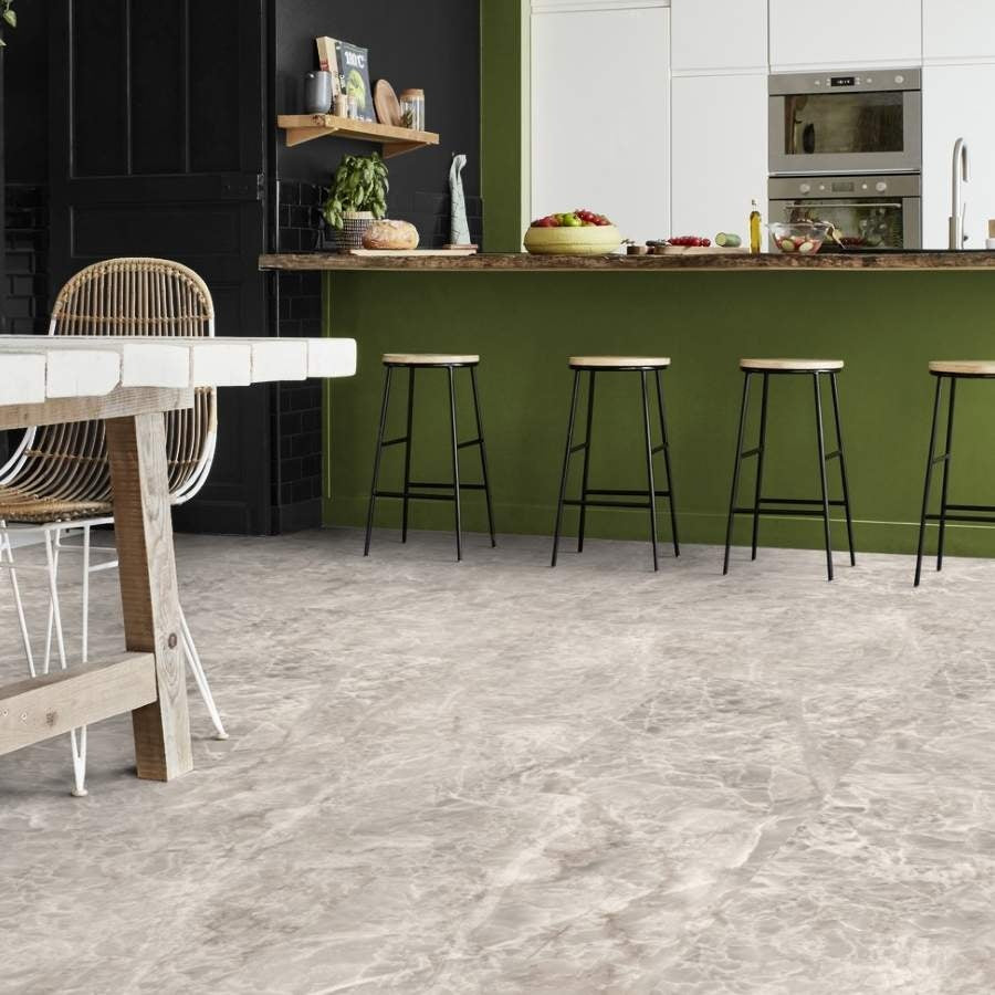 Vinylboden Tarkett iD Inspiration 55 Naturals Emperador Grey mit Holzmaserung und grau-heller Farbgebung, Klebevinyl für Bodenbeläge