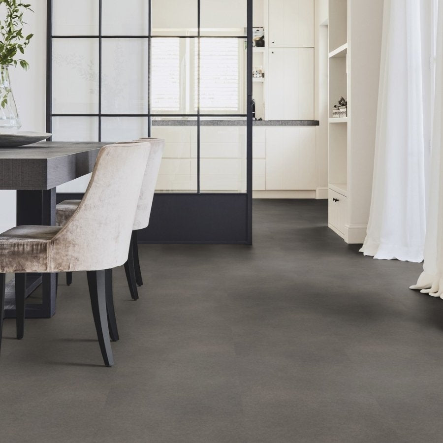 Tarkett iD Inspiration 55 Naturals Fibra Black Vinylboden, Klebevinyl mit schwarzer Holzoptik, dekoratives Bodenbelag-Design