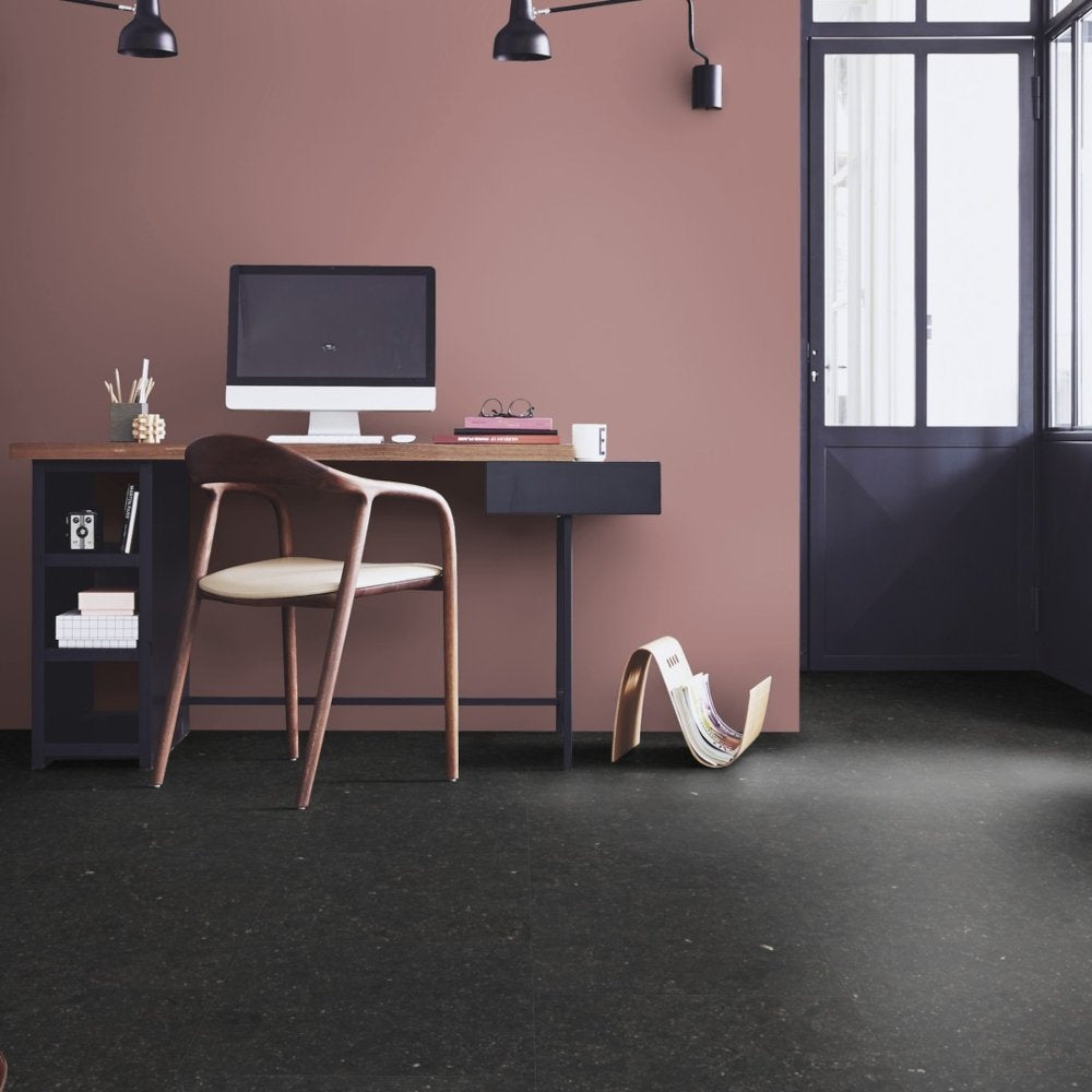 Tarkett iD Inspiration 55 Vinylboden in Moonstone Dark Blue, dunkelblauer Klebevinyl mit Naturmuster, langlebig und stilvoll.