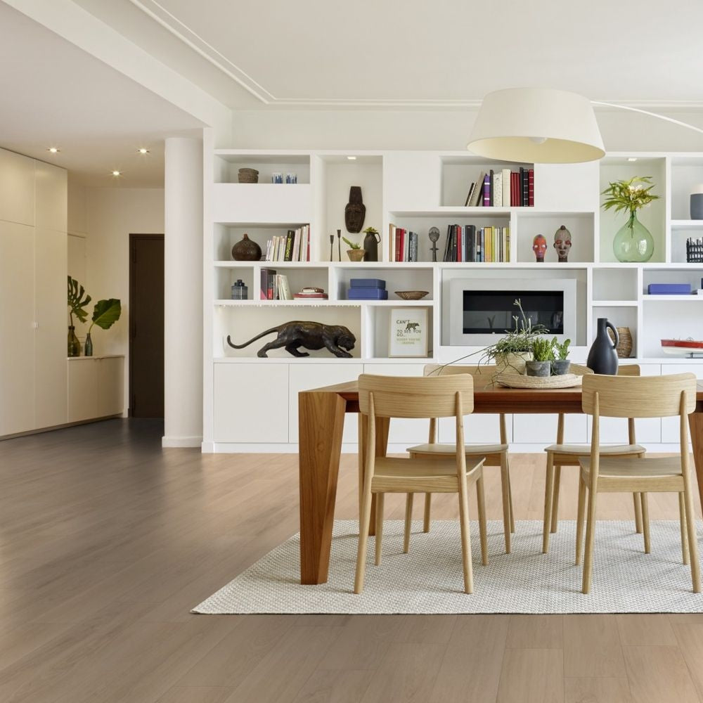Vinylboden Tarkett iD Inspiration 55 Naturals Eichenholz Beige, Klebevinyl, sichtbare Textur und Holzmaserung auf dem Boden.