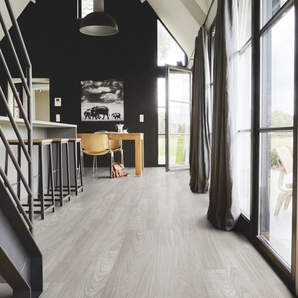 Tarkett iD Inspiration 55 Classics Klebevinyl in Patina Ash Grey, Vinylboden mit Holzoptik, detailreiche Oberfläche, langlebig
