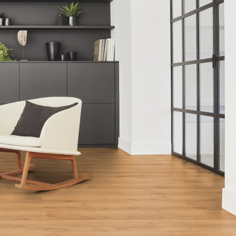 Tarkett iD Inspiration 55 Classics Rustic Oak Warm Natural Vinylboden, Klebevinyl mit Holzmaserung und warmer Holztönung.