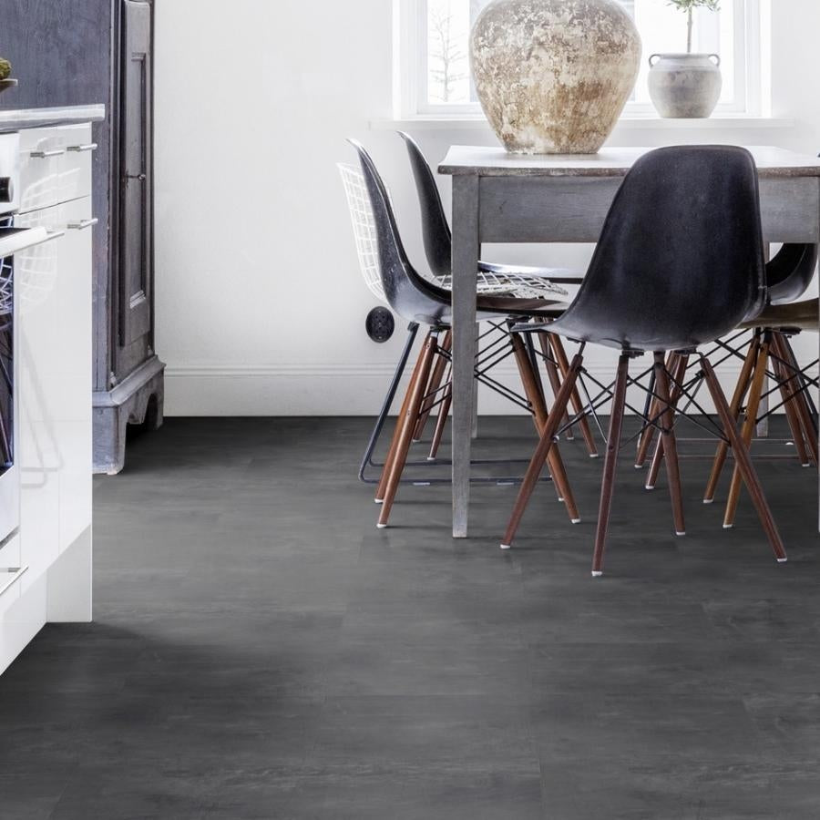 Vinylboden Tarkett iD Inspiration 55 Classics Vintage Zinc Black, klebevinyl mit dunklem, vintage Design, strapazierfähig und stilvoll.