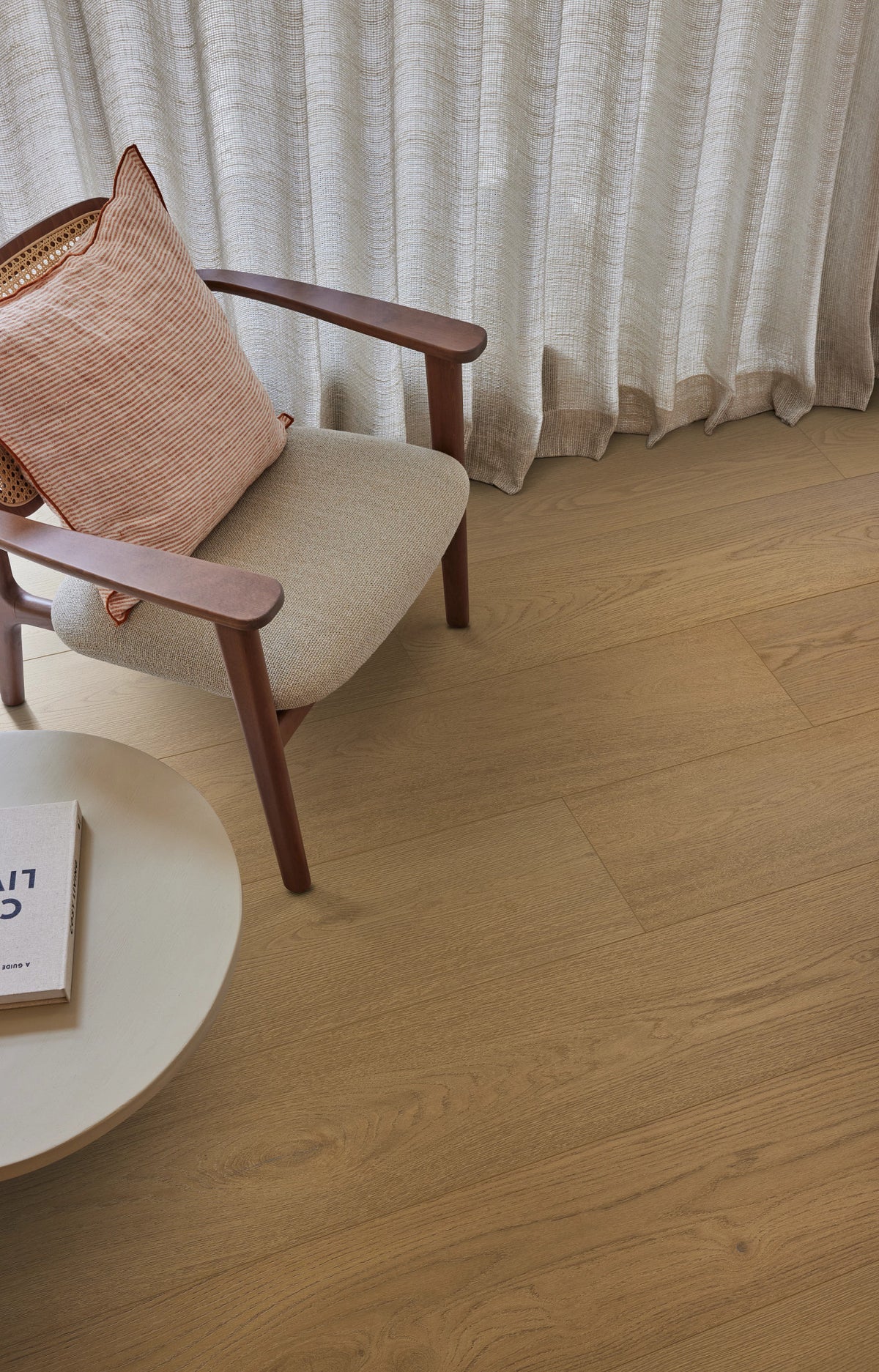 COREtec Tytan Cronus im Wohnraum verlegt, goldene, warme Eiche, lange Landhausdielen
