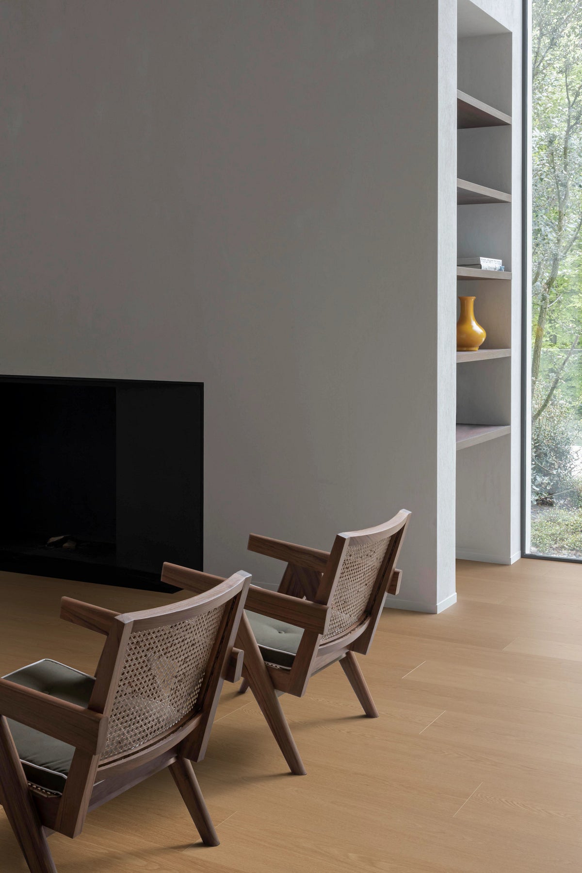 COREtec Tytan Rhea im Wohnraum verlegt, helle, natürliche Eiche in Beige, lange Landhausdielen