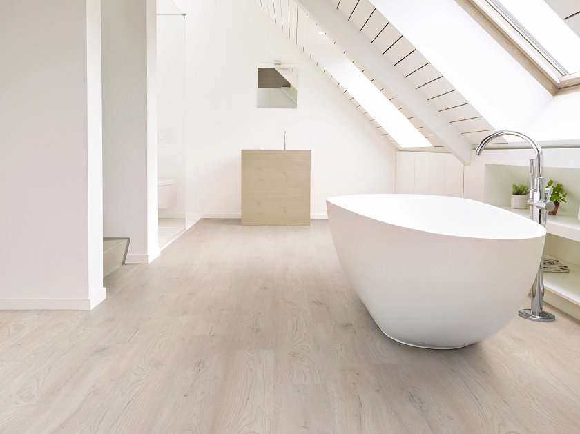 COREtec Flexile Desert 50 FLX 805 Vinylboden in einem Raum mit hellbraunen Holzoptik, hochwertige Klebevinyl-Design.