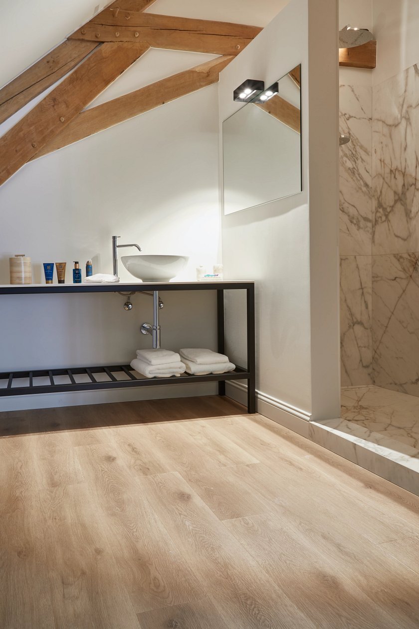 COREtec Flexile Meadow 50 FLX 807 Klebevinyl Bodenbelag in einem modernen Wohnraum, detailreiche Vinyl-Designs und Textur sichtbar