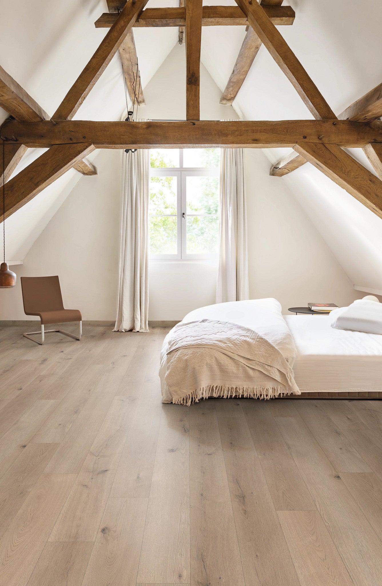 Vinylboden COREtec Authentics 1800 4V E Ontario in Raum mit Holzoptik, langlebig und stilvoll für moderne Innenräume