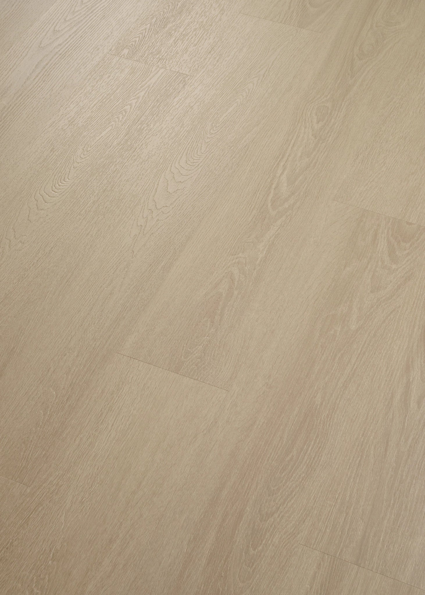 COREtec Vinylboden ProPlus SurPlus Elegance Oak 73 mit geformter Oberfläche, braune Eichenholzoptik, seitlicher Blickwinkel
