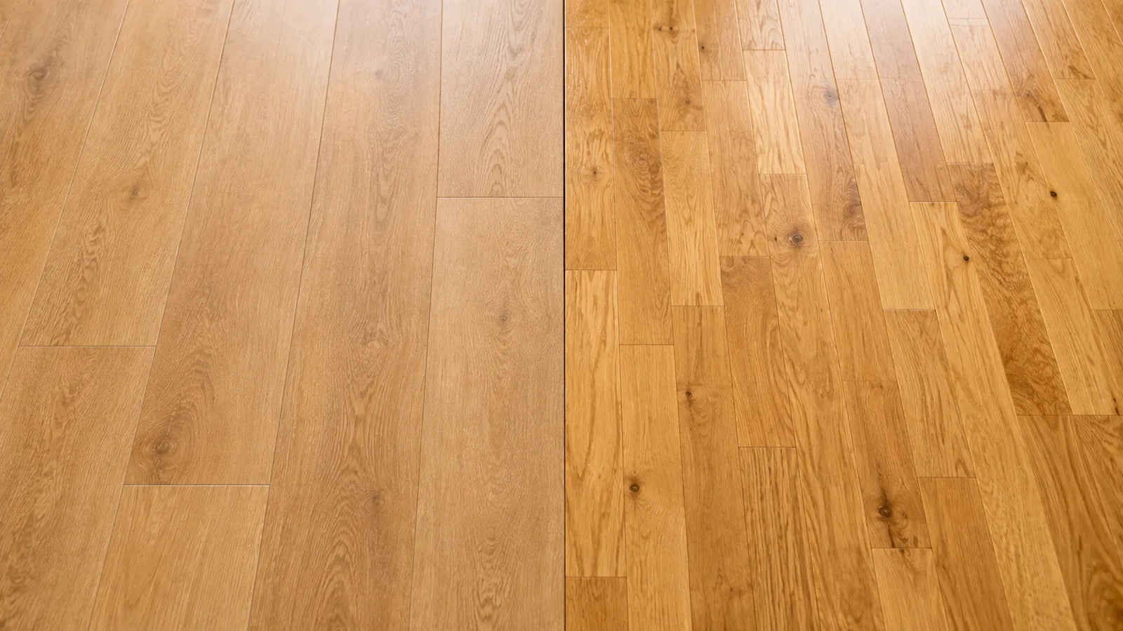 Vinylboden und Parkett im direkten Vergleich nebeneinander, links matte Vinyl-Holzoptik, rechts Eichenparkett