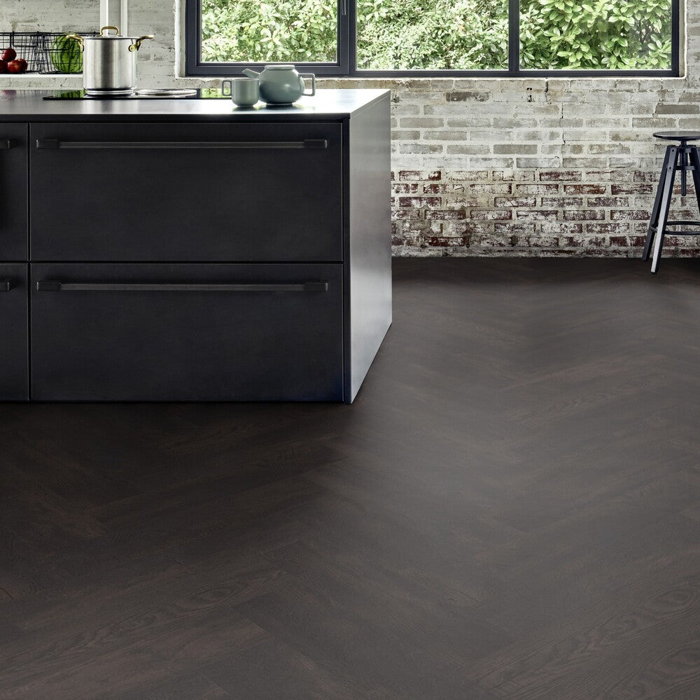 Moduléo Roots 55 Country Oak Vinylboden im Fischgrätmuster, Klebevinyl, braune Holzoptik, langlebige Bodenbelagslösung