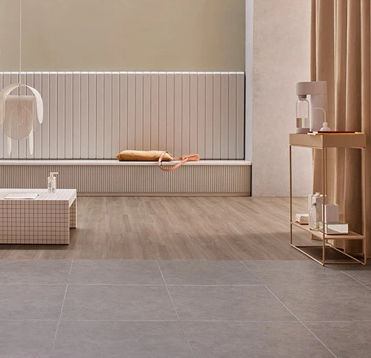 Forbo Allura Decibel Vinylboden in Rauchglanz Eichenoptik, glatte Oberfläche, langlebig und schallabsorbierend, Klebevinyl, Produkt 5301AD8