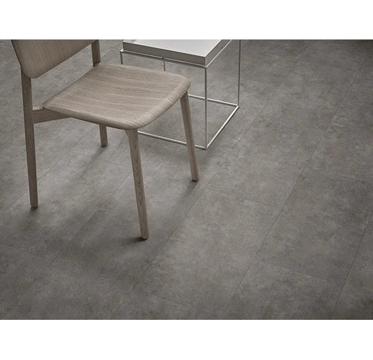 Forbo Allura Enduro 0,30 Mid Concrete Vinylboden mit Betonmuster, klebevinyl, Nahaufnahme des Bodenbelags