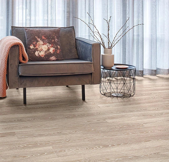 Vinylboden Forbo Allura Click Pro Blond Timber 63412 mit Klicksystem, helle Holzoptik, langlebiges Klickvinyl, elegante Bodenbelagslösung