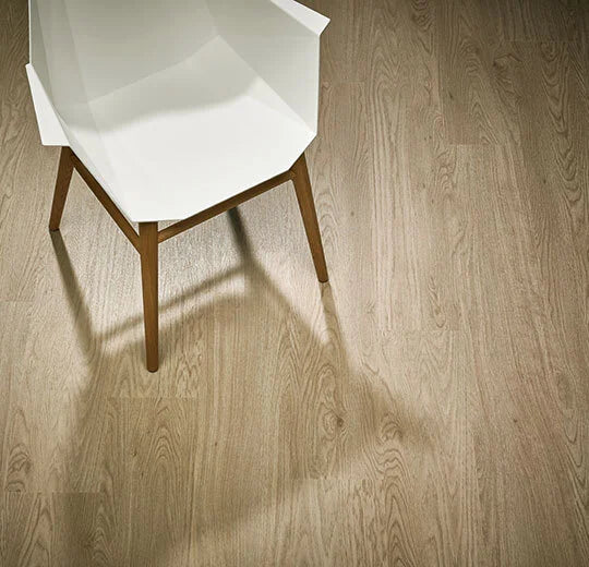 Forbo Allura Dryback Vinylboden in Weißwasch Eiche 60064, elegantes Klebevinyl mit Holzmaserung und natürlichem Dekor.