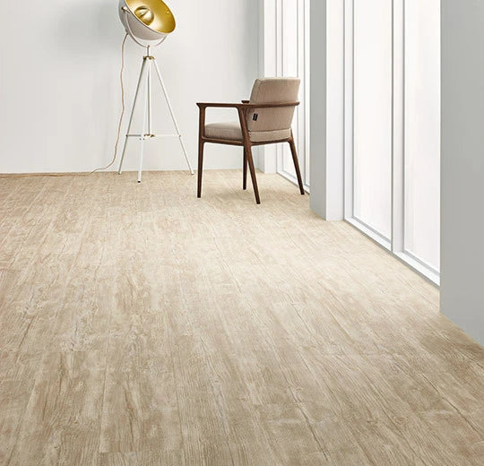 Vinylboden Forbo Allura Dryback 0,55 in gebleichter Rustic Pine 60084, Klebevinyl, mit Holzmaserung und hellen Holzfarben.
