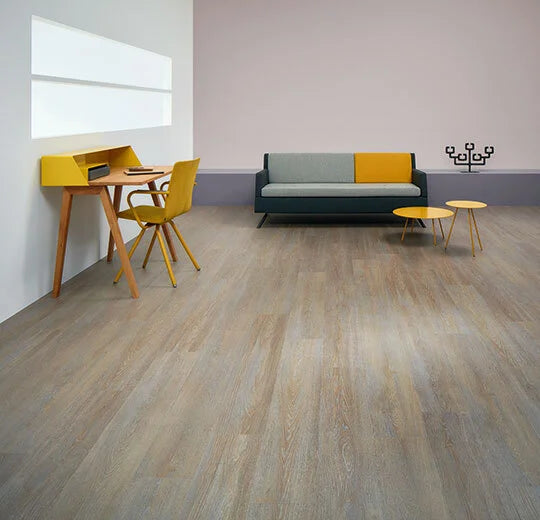 Vinylboden Forbo Allura Dryback 0,55 Steamed Oak 60293 mit Holzmaserung und warmem Braunton, Klebevinyl für langlebige Bodenbeläge