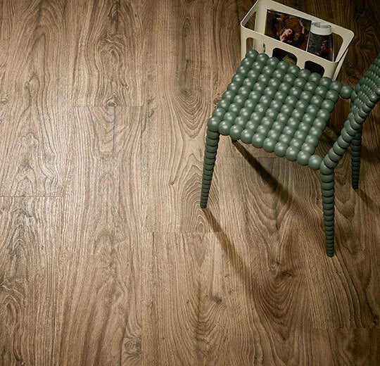 Vinylboden Forbo Allura Dryback Deep Country Oak 60302 mit Holzmaserung und warmem Braunton, Klebevinyl für langlebige Bodenbeläge