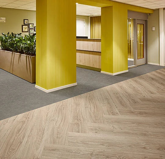 Forbo Allura Dryback Vinylboden in Light Honey Oak 60305, authentisches Holzdesign mit warmen Farbnuancen, langlebiger Klebevinyl.