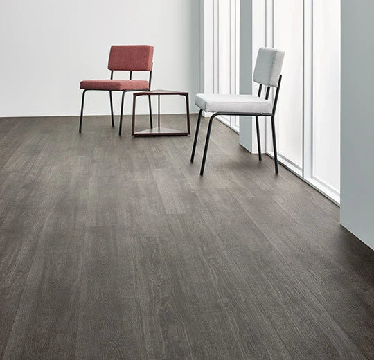 Forbo Allura Dryback Vinylboden in Grau mit Collage Eichenmuster, 0,40 mm Stärke, Nahaufnahme des Musters