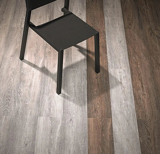 Forbo Allura Dryback Vinylboden in Weiß Rohholz-Design, 0,40 mm Stärke, Nahaufnahme des Laminats mit Holzmaserung