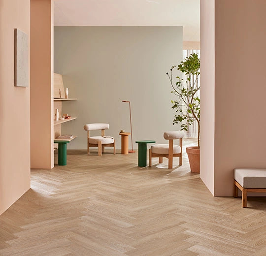 Vinylboden Forbo Allura Dryback 0,55 Blond Timber Fischgrät, Klebevinyl, mit Holzmaserung und Fischgrätmuster, Nahaufnahme