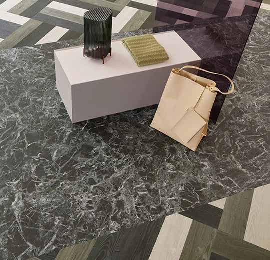 Forbo Allura Dryback Vinylboden in Forest Marble 63684 mit 0,55 mm Dicke, Holzmaserung und eleganter Marmoroptik.