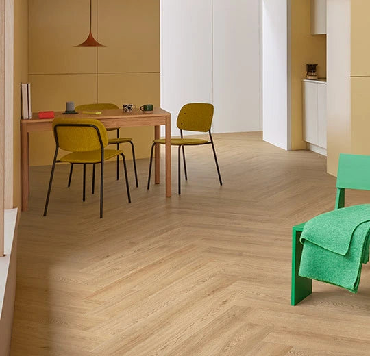 Forbo Allura Decibel Vinylboden in Natural Antique Oak 5404AD8, Klebevinyl, mit authentischer Holzmaserung und Holztönen