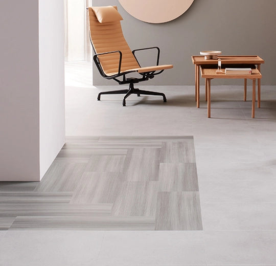 Vinylboden Forbo Allura Dryback 0,40 Light Cement, Klebevinyl mit hellgrauer Textur auf Bild sichtbar