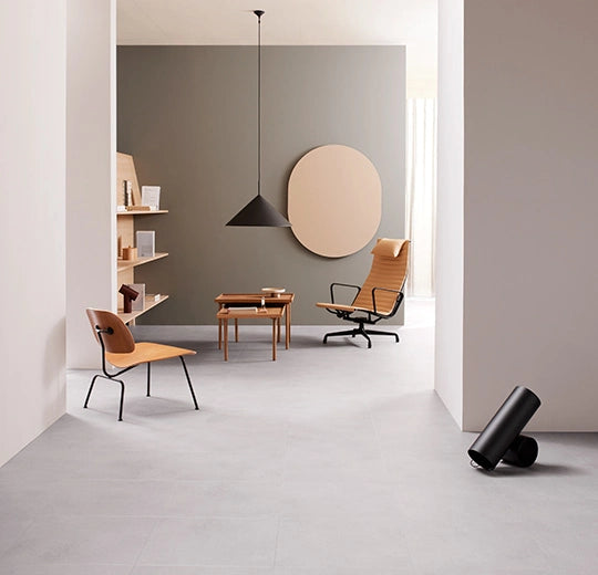Forbo Allura Dryback Vinylboden in Canyon Cement, 0,40 mm Stärke, mit klebeferner Oberfläche, im Raum liegend.