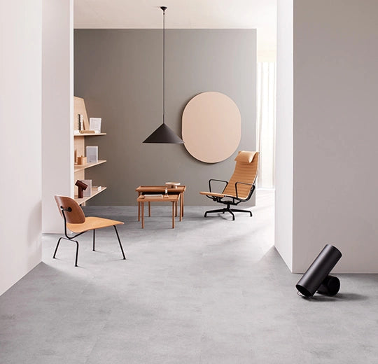 Forbo Allura Click Pro Light Cement Klickvinyl, Vinylboden mit hellem Farbton, Klicksystem, glatte Oberfläche, langlebig und modern