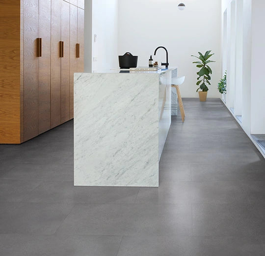 Vinylboden Forbo Allura Dryback 0,40 mm mit Eisenfleckmuster, keramischer Look, Klebevinyl, Produktnummer 63726