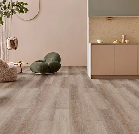 Vinylboden Forbo Allura Enduro 0,30 Natural Nutwood, braune Holzoptik, strapazierfähiges Klebevinyl für Räume