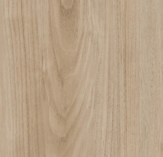 Forbo Allura Enduro Vinylboden in Natural Nutwood 69206, Nahaufnahme der Holzmaserung und Textur, Klebevinyl für langlebigen Bodenbelag.