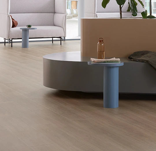 Forbo Allura Decibel Vinylboden in Taupe, glatte Eichenoptik, 0,80 mm Stärke, Klebevinyl, langlebiges Bodenbelagssystem
