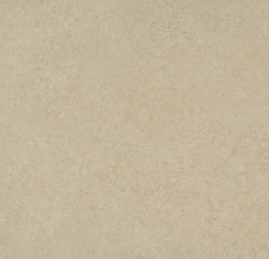 Forbo Allura Decibel Vinylboden in Clay Urban Concrete, 0,80 mm, mit strukturierter Oberfläche und Dekor in Betonoptik.