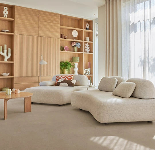 Forbo Allura Decibel Vinylboden in Clay Urban Concrete, 0,35 mm, mit Dekor in Grauton, strapazierfähig und schallreduzierend