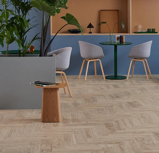 Forbo Allura Decibel Vinylboden in Pale Authentic Oak Fischgrät, 0,35 mm, Klebevinyl, Detailaufnahme der Holzoptik.
