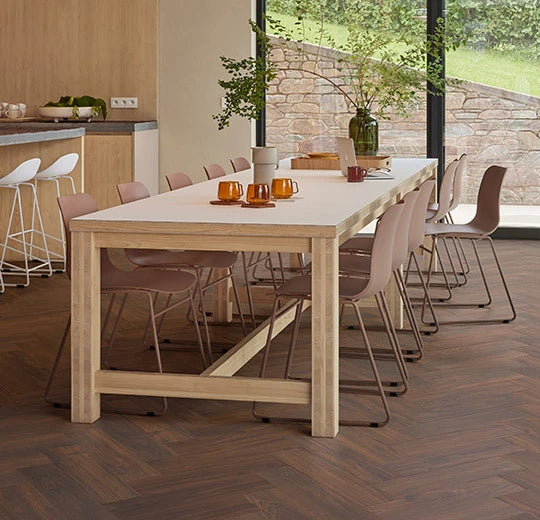 Forbo Allura Decibel Vinylboden in Warm Authentic Oak Fischgrät, Klebevinyl, mit Holzoptik und Fischgrätenmuster