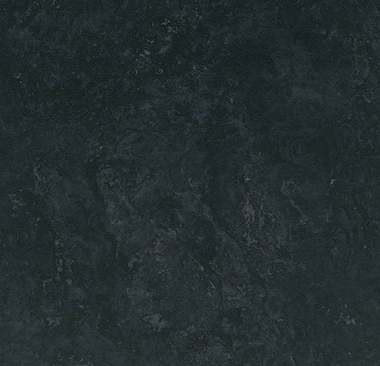 Schwarzer Forbo Allura Decibel Vinylboden in Perlino-Optik, 0,80 mm Dicke, mit schallreduzierender Oberfläche