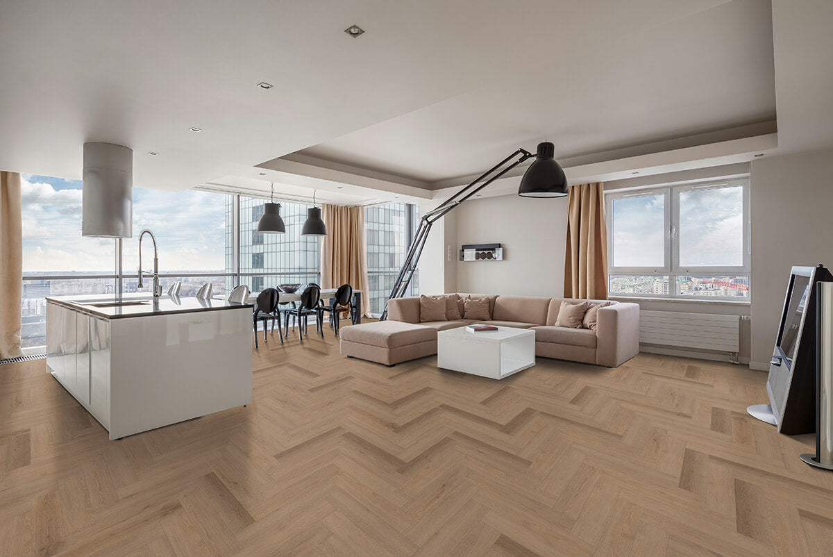 Vinylboden IPC Opal XS Fischgrät Eiche Utrecht, Klebevinyl mit Eichenholzoptik, detailreiche Maserung und Fischgrätmuster.
