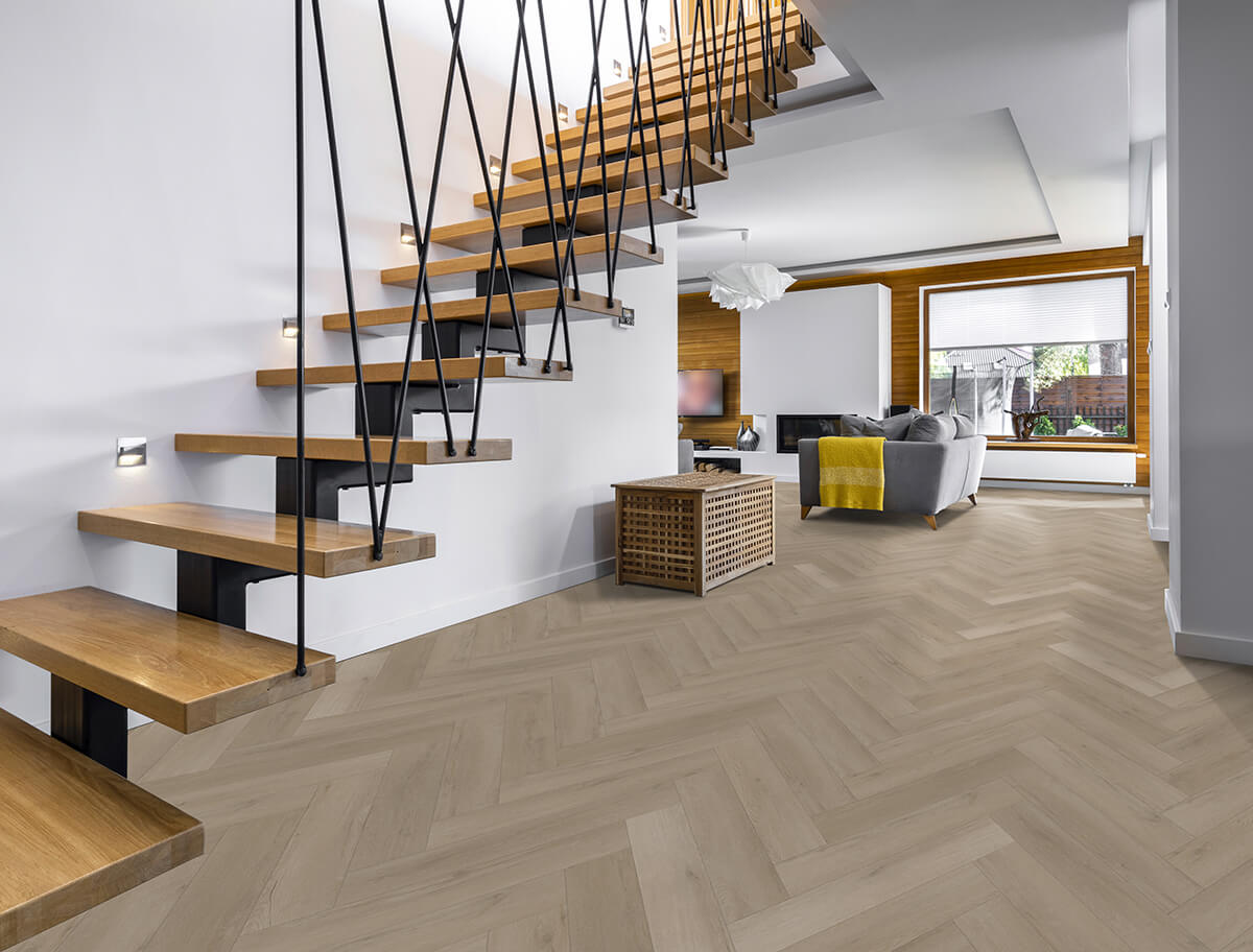 Vinylboden IPC Opal XS Fischgrät Eiche Amsterdam, Klebevinyl mit Eichenmuster, sichtbare Fischgrät-Optik, hochwertiges Design.