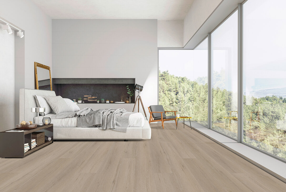 Vinylboden IPC Opal XL Eiche Amsterdam Klebevinyl, helle Holzoptik mit Maserung, liegt auf Boden.
