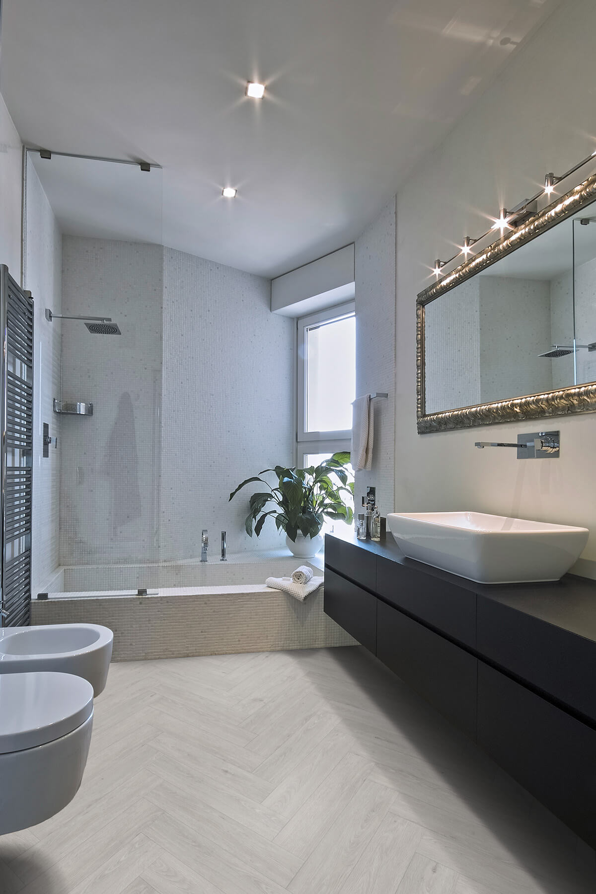 Vinylboden IPC Rubin XS Fischgrät Eiche perlgrau, Klebevinyl, detailliertes Muster und natürliche Holztextur sichtbar.