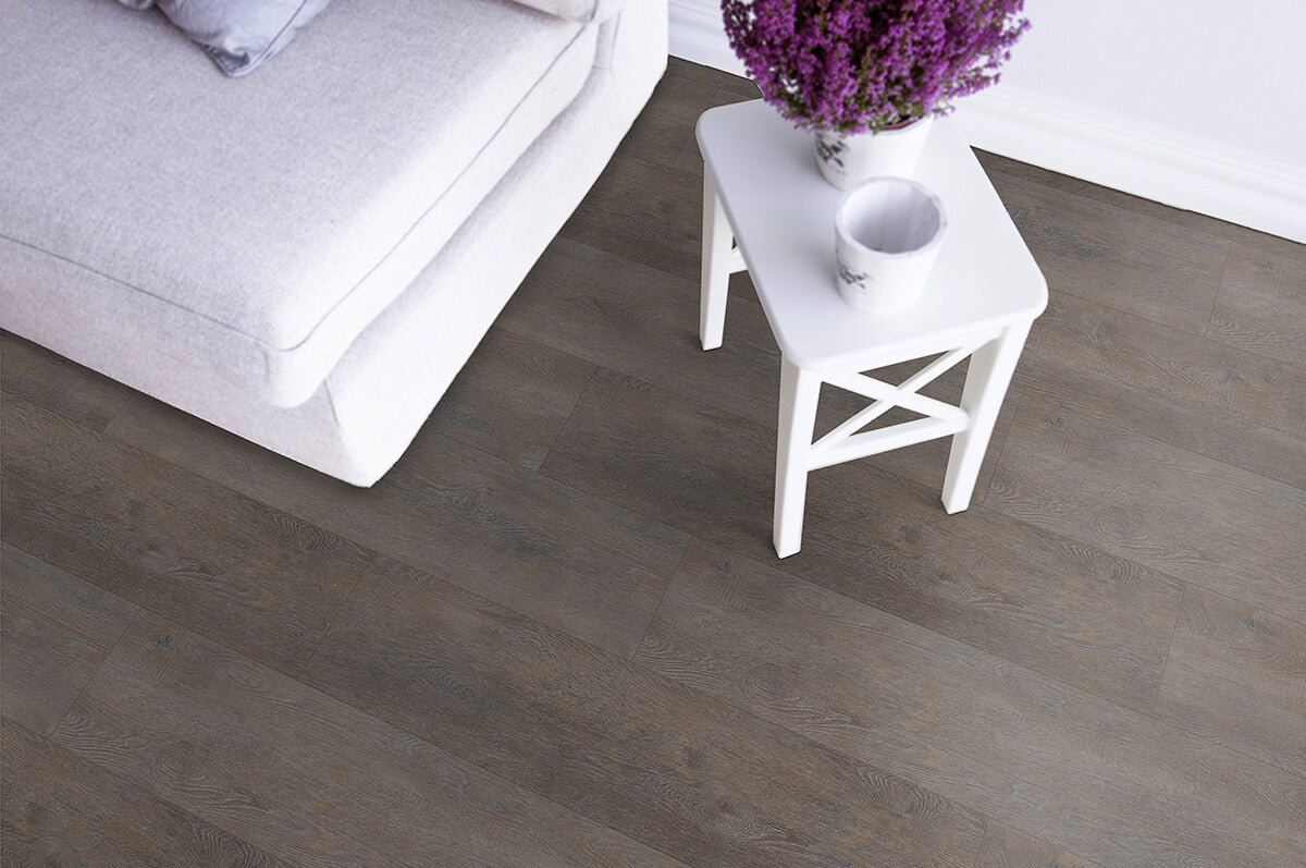 Vinylboden IPC Rubin XL Eiche muschelgrau, Klebevinyl, Nahaufnahme der Holzstruktur und Oberflächenfarbe.