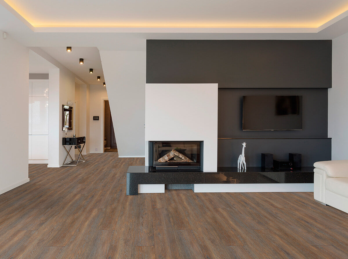 Vinylboden IPC Rubin XL Eiche Cognac, Klebevinyl, Nahaufnahme des braunen Holzdesigns im Raum.