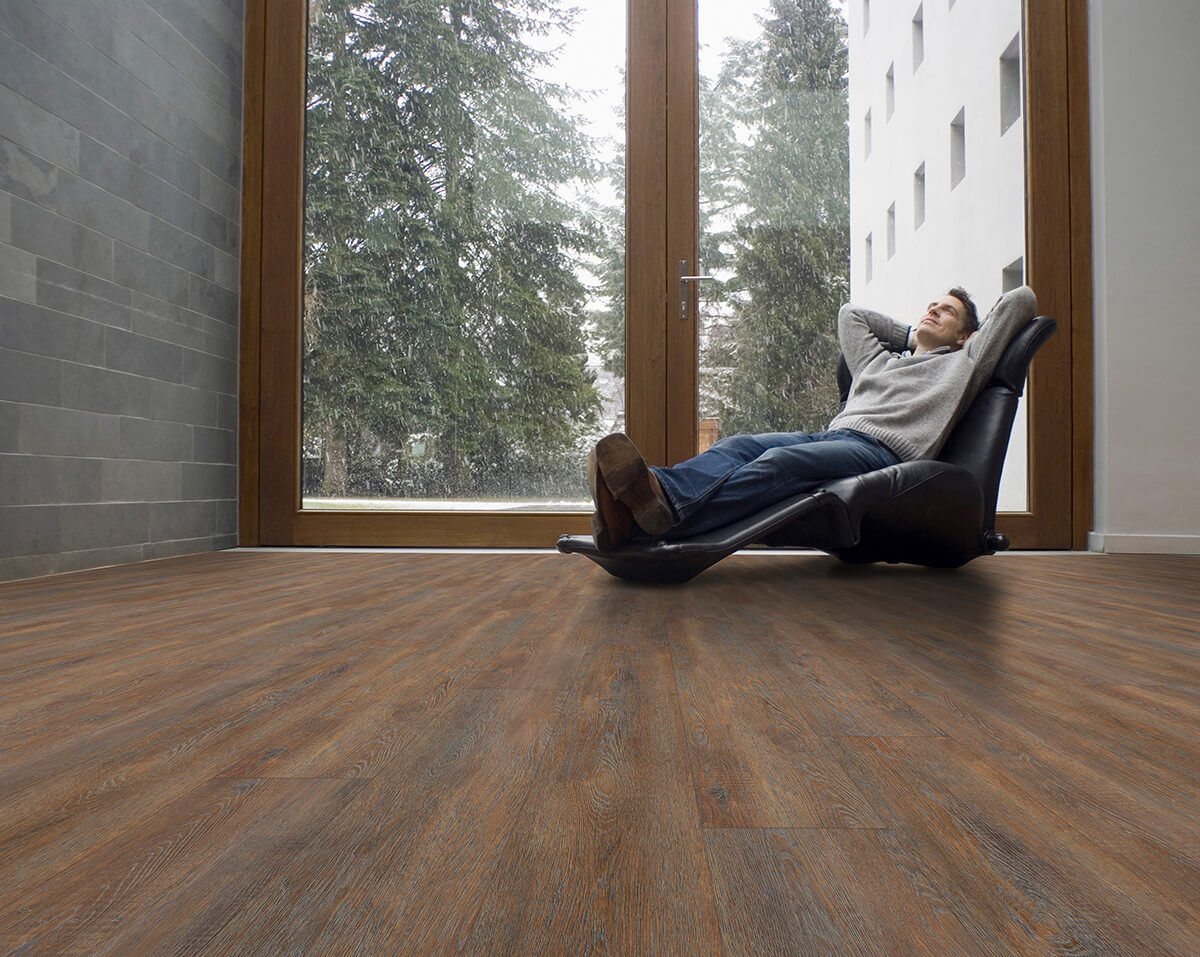 Vinylboden IPC Rubin XL Eiche Cognac, Klebevinyl, detailreiche Holzmaserung und warme Braunnuancen sichtbar.