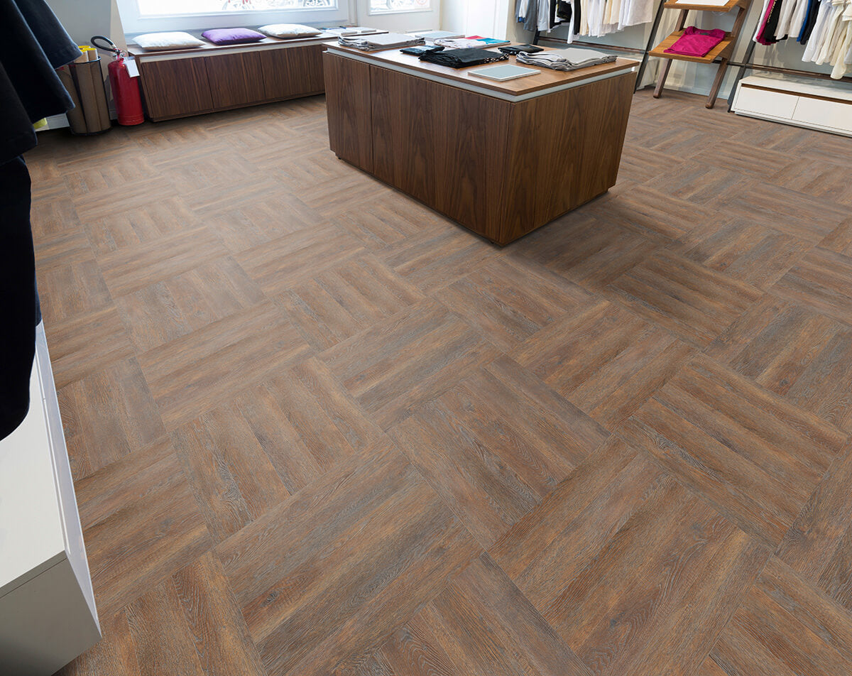 Vinylboden IPC Rubin XS Fischgrät Eiche cognac, Klebevinyl, detailreiche Holzmaserung und elegante Fischgrätmuster.