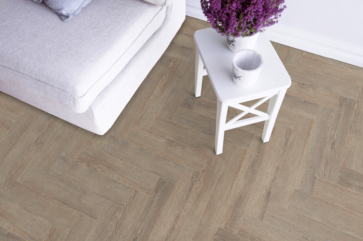 Vinylboden IPC Rubin XS Fischgrät Eiche teebraun, Klebevinyl, detailreiche Eichenfischgrätmuster, langlebig und hochwertig